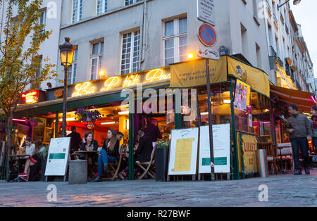 Außenansicht von Le Petit Pont Restaurant im Quartier Latin in der Dämmerung, Paris, Frankreich Stockfoto