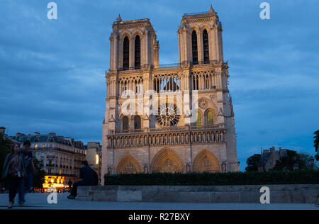 Die Kathedrale Notre-Dame de Paris bei Dämmerung, Paris, Frankreich Stockfoto
