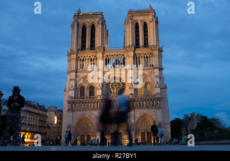 Die Kathedrale Notre-Dame de Paris bei Dämmerung, Paris, Frankreich Stockfoto