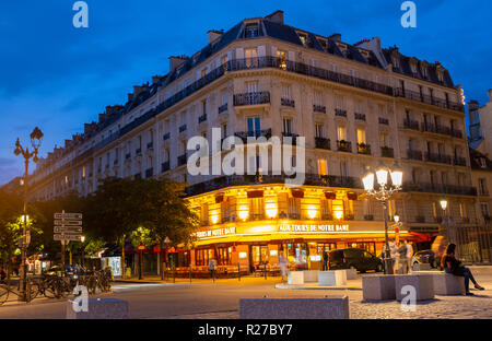 Außenansicht des Café Aux Tours de Notre Dame neben der Kathedrale, Paris, Frankreich Stockfoto