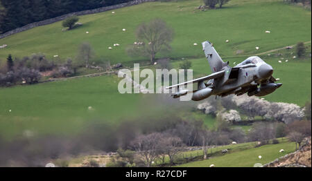 Royal Air Force RAF Tornado GR4 auf einem Training Mission niedrigen Niveau. Stockfoto