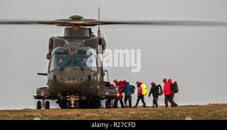 Royal Navy Merlin Helikopter mit Besatzung Stockfoto