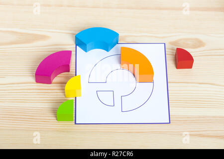 Farbige Holzklötze liegen in der Nähe der Vorlage, die Rep. Stockfoto