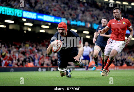 Wales' Cory Hill zählt einen versuchen Sie, während der Herbst Länderspiel im Fürstentum Stadium, Cardiff. Stockfoto