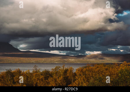 Wunderschöne Aussicht auf den See in der Nähe von Tornetrask Abisko, Schweden Stockfoto