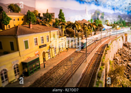 Modell der kleine Bahnhof mit der Zug nähert sich Stockfoto