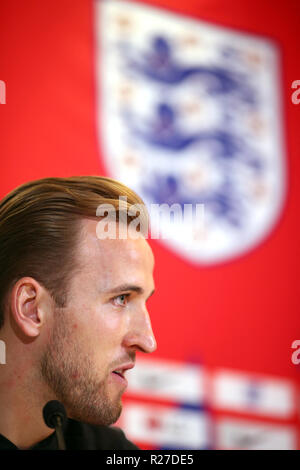 England's Harry Kane während der Pressekonferenz im Grove Hotel, Hertfordshire. Stockfoto