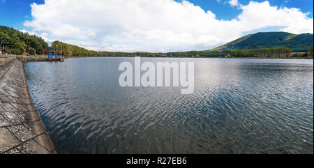 Blick auf bukova Damm vor der Kleinen Karpaten Berg-Panorama (Slowakei) Stockfoto