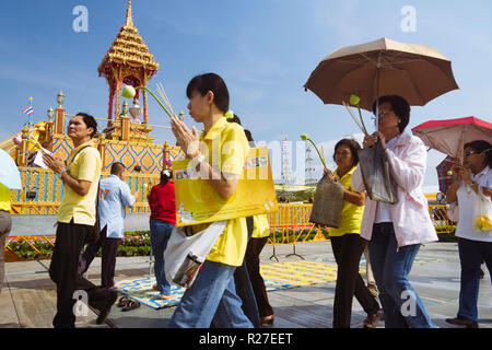 Bangkok, Thailand: Während der magha Puja budhist Festival am Sanam Luang Park gefeiert, treu mit Blumen eine Hommage an ein Buddha Relikt perfo Stockfoto