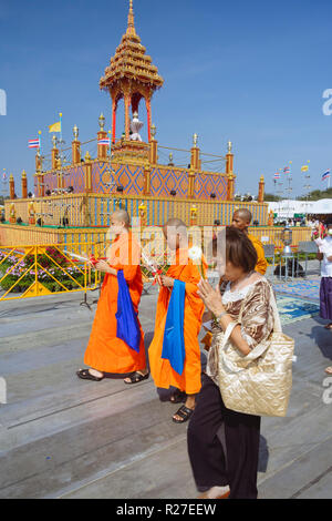 Bangkok, Thailand: Während der magha Puja budhist Festival am Sanam Luang Park, Mönche und Gläubigen mit Blumen gefeiert Hommage an ein Buddha r Stockfoto