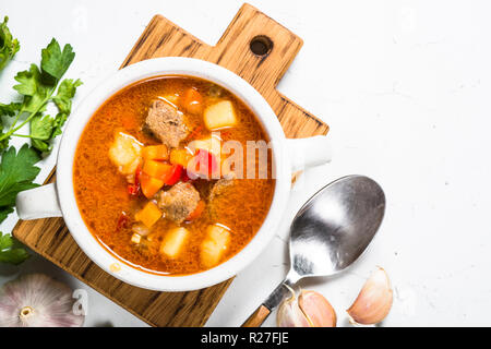 Gulaschsuppe am weißen Stein Tabelle Ansicht von oben. Stockfoto