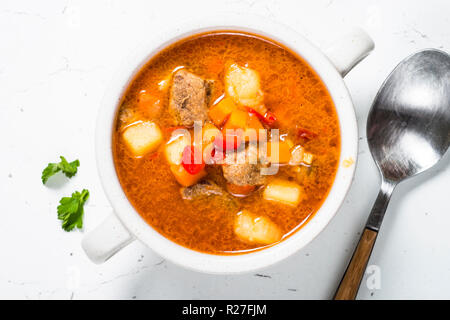 Gulaschsuppe am weißen Stein Tabelle Ansicht von oben. Stockfoto