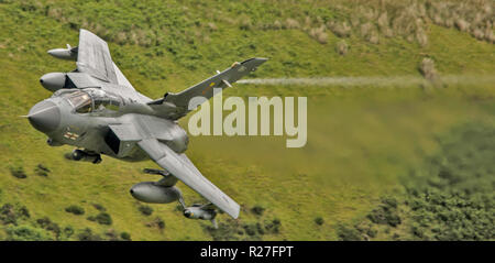 Royal Air Force RAF Tornado GR4 auf einem Training Mission niedrigen Niveau. Stockfoto