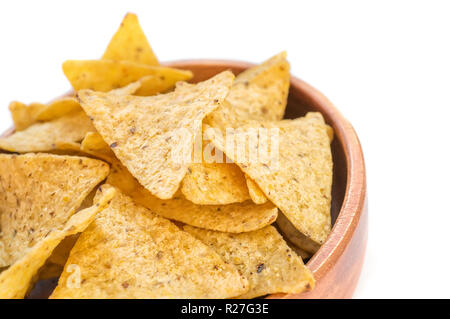 Mais Tortillas oder Nachos, gebraten über dem offenen Feuer, liegen in eine hölzerne Schüssel. Platz kopieren Stockfoto