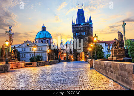 Karlsbrücke und Altstädter Brückenturm in Prag bei Sonnenaufgang Stockfoto