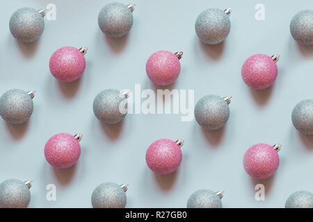 Weihnachten Silber und rosa Kugeln Dekoration Muster auf Pastell blau. Minimale flach Komposition. Stockfoto