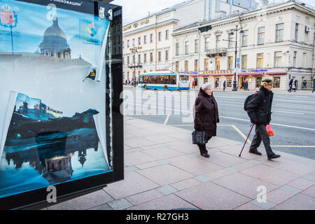 St. Petersburg, 30. Oktober 2018 - ältere Paare gehen Sie Nevsky Prospekt Stockfoto