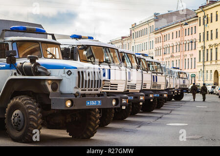 Oktober 25, 2018 - Sankt Petersburg, Russland - bereitschaftspolizei Autos auf einer Straße geparkt Stockfoto