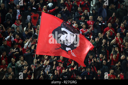 Albanien fans Fliegen ein Flag in der Stände während der UEFA Nationen League, Gruppe C1 Match des Loro Borici Stadion, Shkodra. Stockfoto