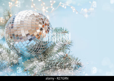 Weihnachten spiegel Abend Ball mit Tannenbaum und girlande auf Pastell blau. Urlaub Karte mit kopieren. Stockfoto