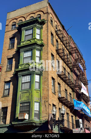 Die Innenstadt von Boston, Massachusetts, ältere Gebäude mit externen Fire escape Zick draußen fährt in der Gasse von Hanover Street Stockfoto