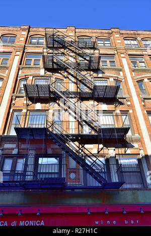 Die Innenstadt von Boston, Massachusetts, ältere Gebäude mit externen Fire escape Zick draußen fährt in der Gasse Stockfoto