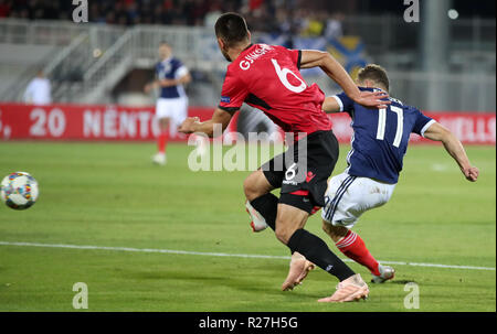 Schottland's Ryan Fraser's scores Seite erste Ziel des Spiels mit Teamkollege Ryan Christie während der UEFA Nationen League, Gruppe C1 Match des Loro Borici Stadion, Shkodra. Stockfoto