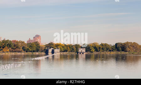 Der Blick über die Jackie Onassis Reservoir im Central Park, New York City auf einem noch Herbstmorgen. Stockfoto