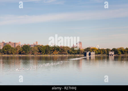 Der Blick über die Jackie Onassis Reservoir im Central Park, New York City auf einem noch Herbstmorgen. Stockfoto