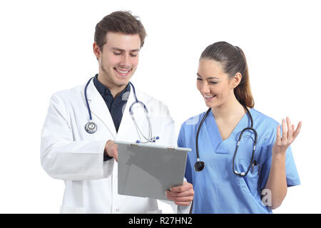 Gerne Krankenschwester und Arzt Beratung medizinische Geschichte auf weißem Hintergrund Stockfoto