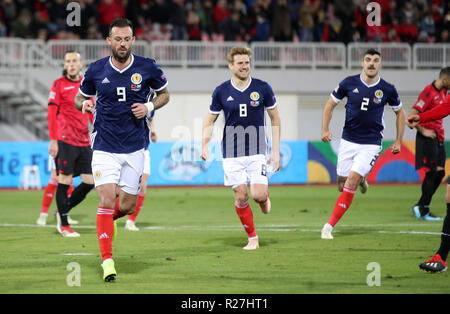 Schottlands Steven Fletcher (links) feiert das zweite Ziel seiner Seite des Spiels zählen von einer Strafe bei der UEFA Nationen League, Gruppe C1 Match des Loro Borici Stadion, Shkodra. Stockfoto