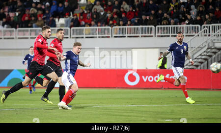 Schottlands James Forrest (Mitte) Kerben dritten Ziel seiner Seite des Spiels während der UEFA Nationen League, Gruppe C1 Match des Loro Borici Stadion, Shkodra. Stockfoto