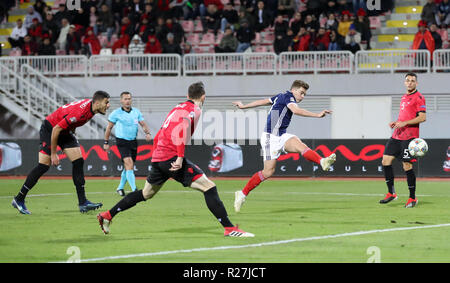 Schottlands James Forrest (Zweiter von rechts) Kerben vierte Ziel seiner Seite des Spiels während der UEFA Nationen League, Gruppe C1 Match des Loro Borici Stadion, Shkodra. Stockfoto