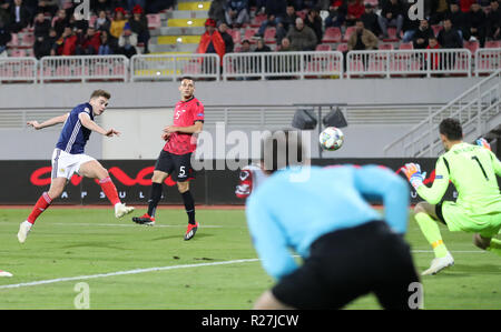 Schottlands James Forrest (links) Kerben vierte Ziel seiner Seite des Spiels während der UEFA Nationen League, Gruppe C1 Match des Loro Borici Stadion, Shkodra. Stockfoto