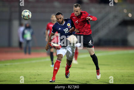 Schottlands Matthew Phillips (links) und Albaniens Adrian Ismajli Kampf um den Ball während der UEFA Nationen League, Gruppe C1 Match des Loro Borici Stadion, Shkodra. Stockfoto