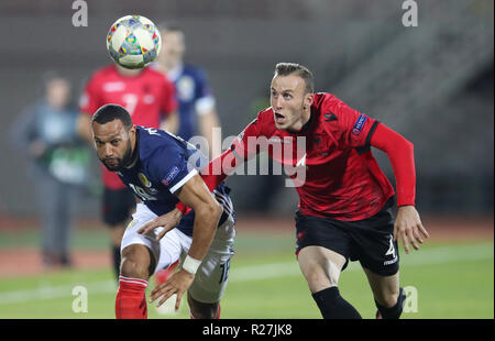 Schottlands Matthew Phillips (links) und Albaniens Adrian Ismajli Kampf um den Ball während der UEFA Nationen League, Gruppe C1 Match des Loro Borici Stadion, Shkodra. Stockfoto