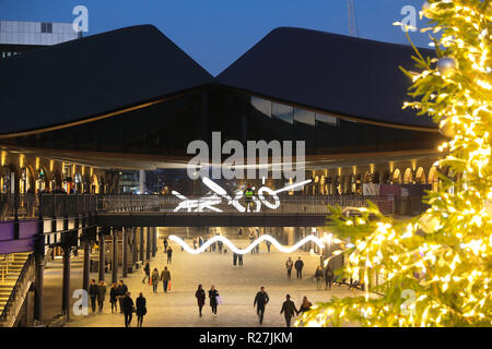 Weihnachtsbaum in die Kohle Tropfen Yard Piazza, Kings Cross, London, UK Stockfoto