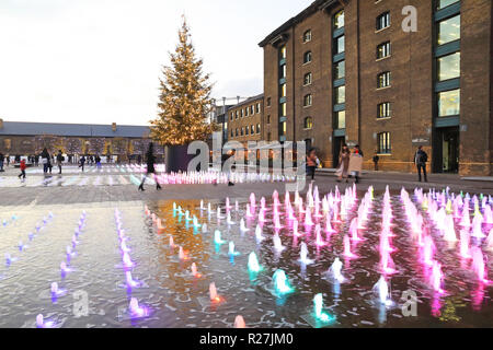Der Weihnachtsbaum und farbigen Springbrunnen in der Kornkammer Square, Kings Cross, London, UK Stockfoto