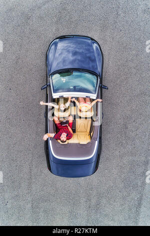 Kleine Passagier sport Cabrio mit weichen von oben nach unten und glückliche Familie junger Menschen genießen, Lifestyle und Freiheit in der Luft von oben nach unten anzeigen. Stockfoto