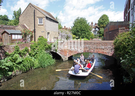 Bootsfahrt, Touristen und Schaulustigen auf einer geführten Tour entlang der Backwaters des Flusses Stour in der historischen Stadt Canterbury Kent England Großbritannien Stockfoto