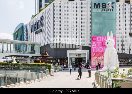 Bangkok, Thailand - 4. Oktober 2018: Touristen Bilder außerhalb der MBK Center. Das Zentrum ist frquented von Touristen und Einheimischen gleichermaßen. Stockfoto