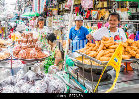 Bangkok, Thailand - 6. Oktober 2018: Straßenhändler, die verschiedenen Speisen. Es gibt noch viele mobile Straßenverkäufer in der Stadt. Stockfoto