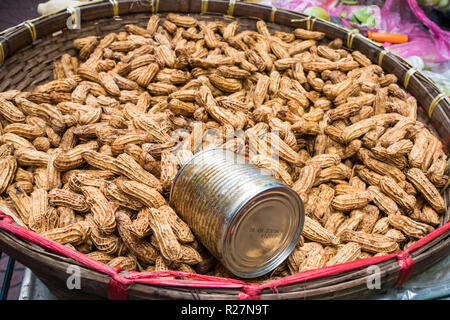 Monkey nuts in Tanks in einem Korb, Bangkok, Thailand Stockfoto