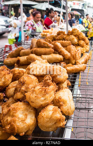 Bangkok, Thailand - 6. Oktober 2018: Frittierte Speisen auf einem Straßenhändler abgewürgt. Es gibt noch viele mobile Straßenverkäufer in der Stadt. Stockfoto