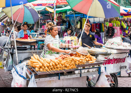 Bangkok, Thailand - 6. Oktober 2018: Straßenhändler, die verschiedenen Speisen. Es gibt noch viele mobile Straßenverkäufer in der Stadt. Stockfoto