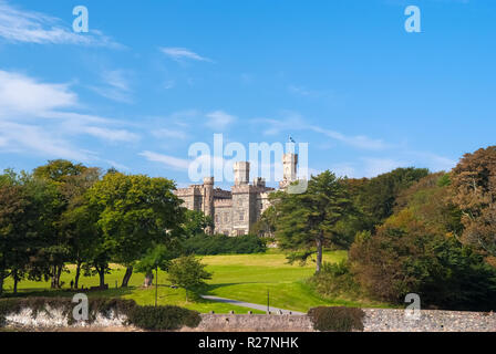 Lews Castle auf Immobilien Landschaft in Stornoway, Vereinigtes Königreich. Schloss mit grüne Gelände am blauen Himmel. Hotel im viktorianischen Stil, Architektur und Design. Sehenswürdigkeiten und Attraktionen. Sommer Urlaub und Fernweh. Stockfoto