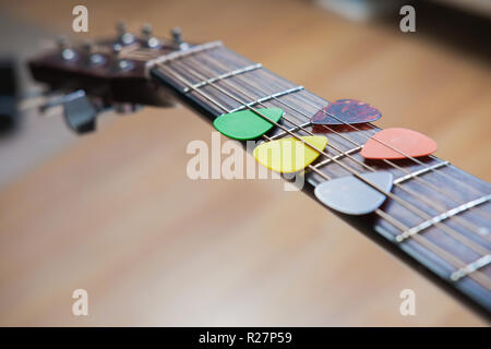 Akustik Gitarre mit einer Variation von Gitarren Plektren Stockfoto