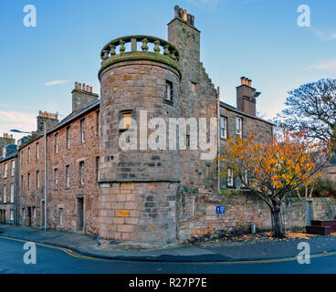 ST ANDREWS FIFE SCHOTTLAND ALTES GEBÄUDE MIT TURM AM ENDE DER SOUTH STREET Stockfoto