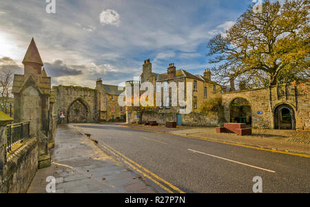 ST ANDREWS FIFE SCHOTTLAND STRASSE, DIE ZU DEM TORBOGEN DER AUSGABEN Stockfoto