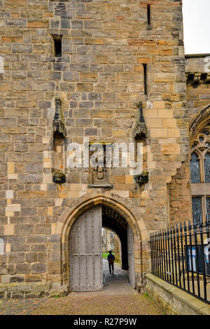 ST ANDREWS FIFE SCHOTTLAND ST. SALVATORS KAPELLE DER TURM IM NORDEN STRASSE MIT ALTEN EINGANG TÜR zum UNIVERSITÄTSGEBÄUDE ST. SALVATORS COLLEGE Stockfoto